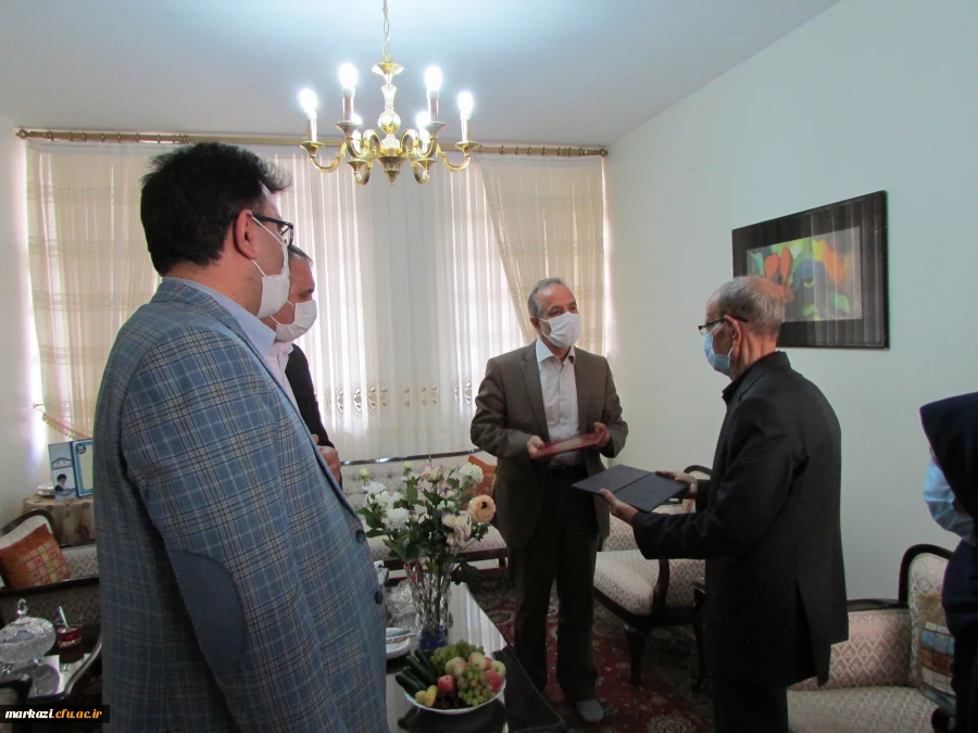دیدارسرپرست دانشگاه فرهنگیان استان مرکزی با خانواده شهید مدافع سلامت، دکتر غلامحسین نادری 4