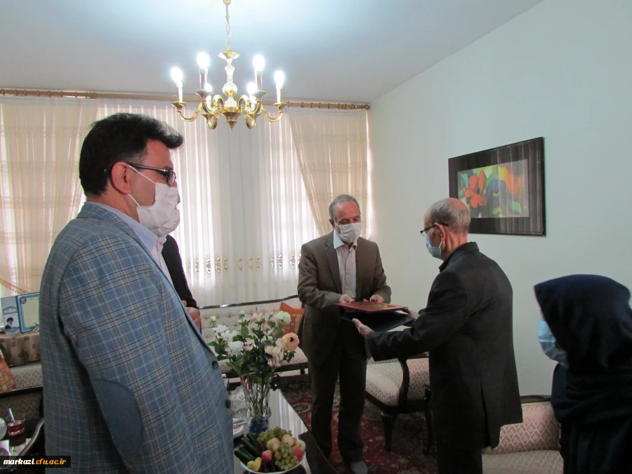 دیدارسرپرست دانشگاه فرهنگیان استان مرکزی با خانواده شهید مدافع سلامت، دکتر غلامحسین نادری 5