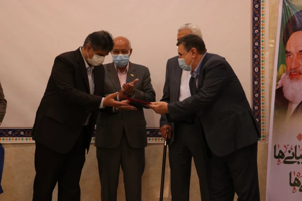 هر کار بزرگ همسایه اراده بزرگ است و پشت سر هر اراده بزرگی دست خداوند مشهود است 23