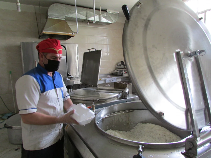 پخت و توزیع غذای نذری توسط دانشگاه فرهنگیان استان مرکزی 5