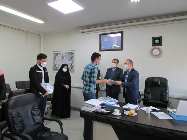 جلسه تکریم و معارفه اعضای شورای مرکزی کانون همیاران سلامت پردیس شهید باهنر برگزار شد 4