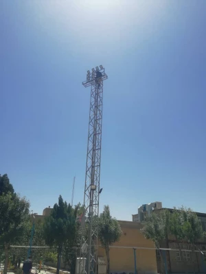 اتمام عملیات نصب سیستم روشنایی زمین چمن مصنوعی پردیس شهید باهنر 3
