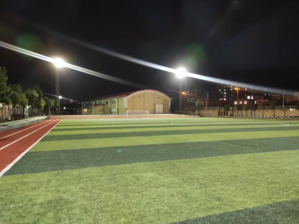 اتمام عملیات نصب سیستم روشنایی زمین چمن مصنوعی پردیس شهید باهنر 5