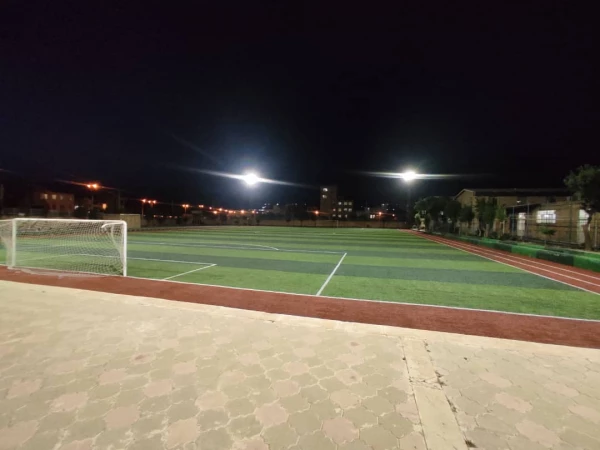 اتمام عملیات نصب سیستم روشنایی زمین چمن مصنوعی پردیس شهید باهنر 6