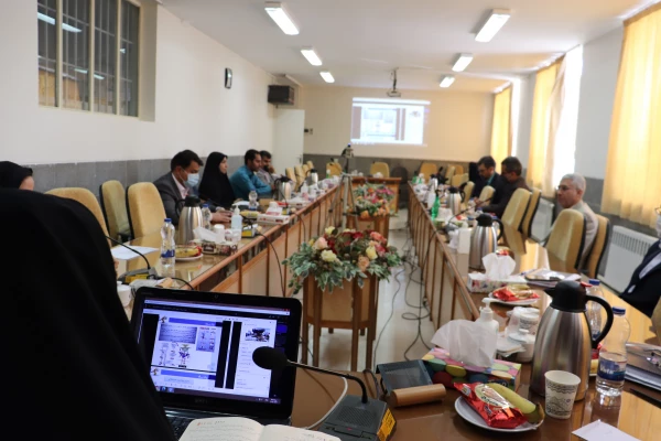 یکصد و پنجاه و دومین کرسی ترویجی با عنوان تاثیر هشت هفته تمرینات اصلاحی بر میزان فعالیت عضلات درگیر در استراتژی های تعادلی مچ پای دختران دارای سندروم پرنا سیون اندام تحتانی 11