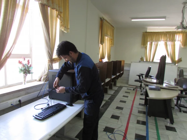 تجهیز و بروز رسانی سایت  و کارگاه های عمومی کامپیوتر پردیس های استان 3