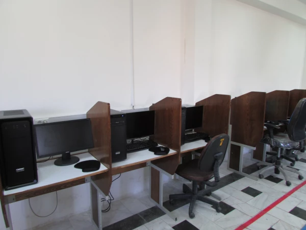 تجهیز و بروز رسانی سایت  و کارگاه های عمومی کامپیوتر پردیس های استان 4