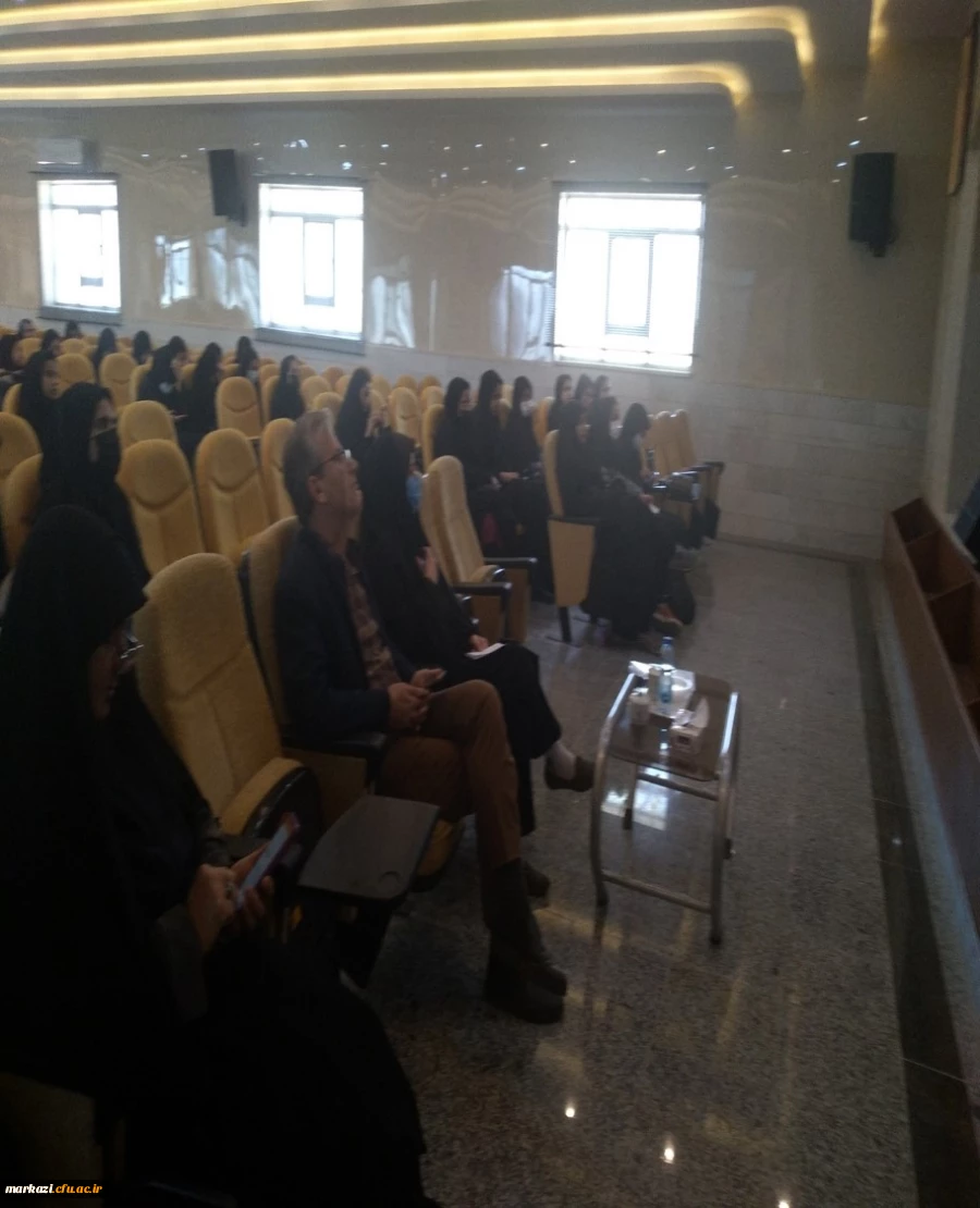 نشست صمیمی مسئولین پردیس زینب کبری با دانشجویان 4