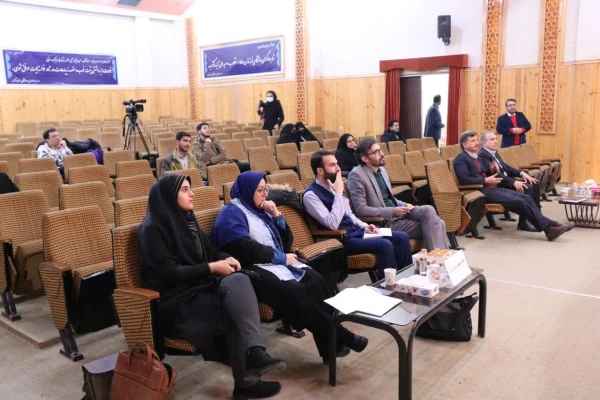 کسب رتبه اول تیم مناظره دانشجویی پردیس زینب کبری(س) استان مرکزی 8