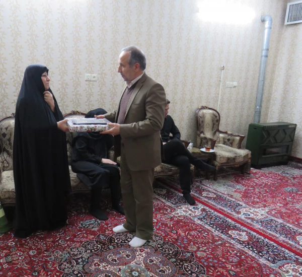 تکریم همسر شهید ویسمه ای در سالروز وفات حضرت ام البنین(س) 2