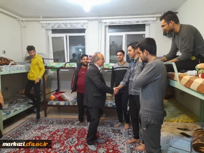 اهدای شیرینی به دانشجویان خوابگاهی به مناسبت روز جوان