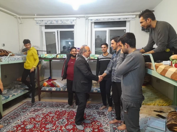 اهدای شیرینی به دانشجویان خوابگاهی به مناسبت روز جوان 2
