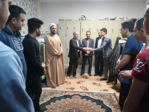 اهدای شیرینی به دانشجویان خوابگاهی به مناسبت روز جوان 3