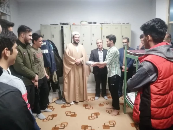 اهدای شیرینی به دانشجویان خوابگاهی به مناسبت روز جوان 4