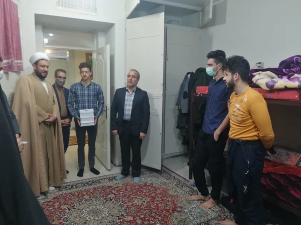 اهدای شیرینی به دانشجویان خوابگاهی به مناسبت روز جوان 5