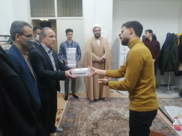 اهدای شیرینی به دانشجویان خوابگاهی به مناسبت روز جوان 6