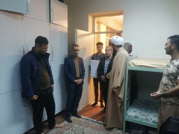 اهدای شیرینی به دانشجویان خوابگاهی به مناسبت روز جوان 7