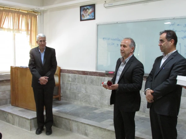 با حضور در کلاسهای اساتید از زحمات ایشان تقدیر شد 4