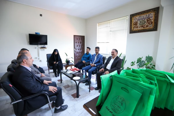 اهدای ۵۰ بسته فرهنگی به دانش آموزان تحت پوشش بهزیستی استان مرکزی 2
