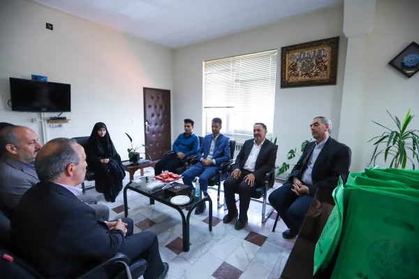 اهدای ۵۰ بسته فرهنگی به دانش آموزان تحت پوشش بهزیستی استان مرکزی 3