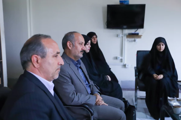 اهدای ۵۰ بسته فرهنگی به دانش آموزان تحت پوشش بهزیستی استان مرکزی 4