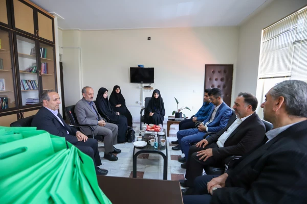 اهدای ۵۰ بسته فرهنگی به دانش آموزان تحت پوشش بهزیستی استان مرکزی 5