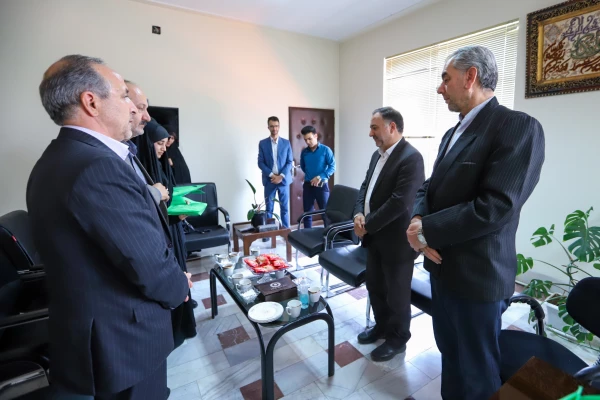 اهدای ۵۰ بسته فرهنگی به دانش آموزان تحت پوشش بهزیستی استان مرکزی 7