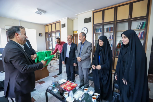 اهدای ۵۰ بسته فرهنگی به دانش آموزان تحت پوشش بهزیستی استان مرکزی 9