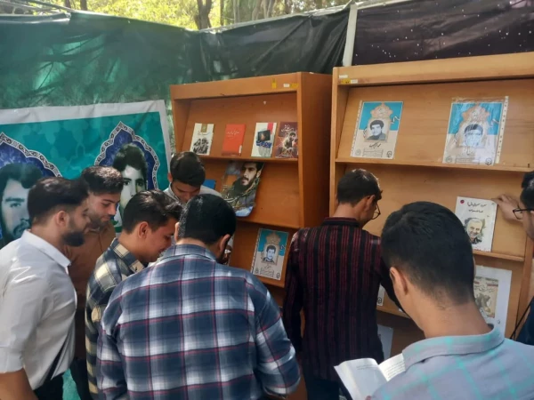 برپایی غرفه دفاع مقدس در پردیس شهیدباهنر 5