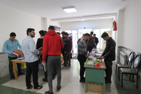 برگزاری نمایشگاه کتاب به مناسبت هفته کتاب  4