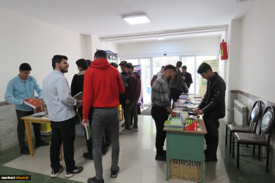 برگزاری نمایشگاه کتاب به مناسبت هفته کتاب  4
