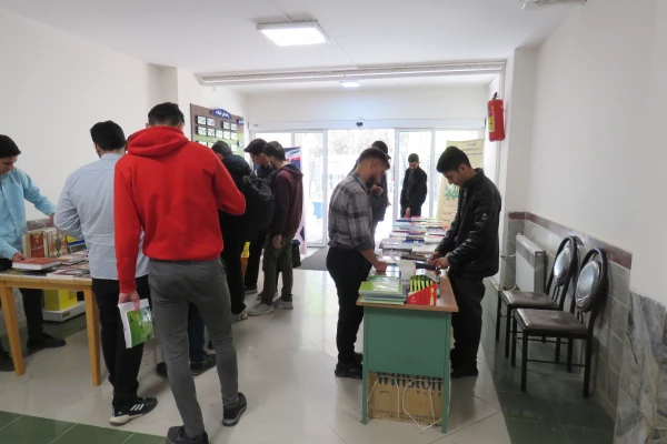 برگزاری نمایشگاه کتاب به مناسبت هفته کتاب  5