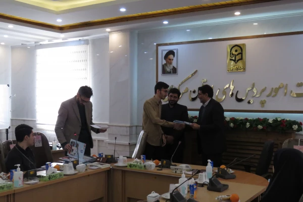 تجلیل از رتبه های برتر کنکور
 8