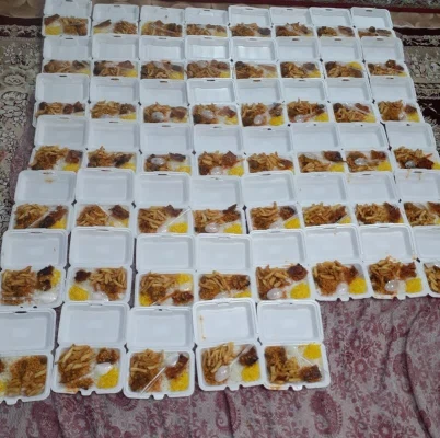 طبخ 53 عدد غذای گرم برای اغراد بی خانمان   2