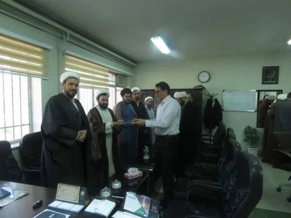 جلسه هم اندیشی و بررسی و تبادل نظر با حضور امام جماعت های پردیس های استان مرکزی 2