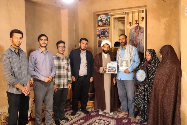 دیدار مسئول بسیج اساتید دانشگاه فرهنگیان استان مرکزی و اعضای کنگره شهدای دانشجو معلم با خانواده شهدا 12