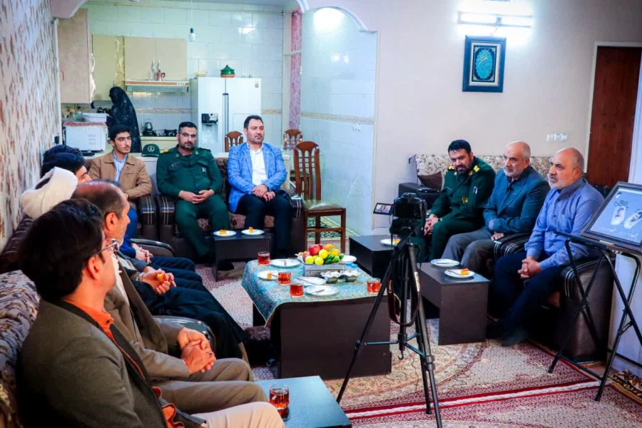 دیدار مسئول بسیج اساتید دانشگاه فرهنگیان و بسیج دانشجویی با خانواده شهدای دانشجو معلم  7