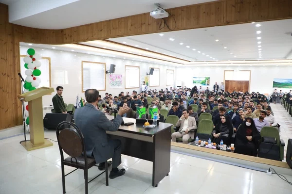  نخستین جلسه طرح ((آوای معلمی)) با استقبال پرشور معلمان و دانشجومعلمان و با حضور مدیرکل آموزش و پرورش استان و رئیس دانشگاه فرهنگیان استان در سالن اجتماعات امام خمینی(ره) پردیس شهید باهنر مرکزی برگزار گردید. 2