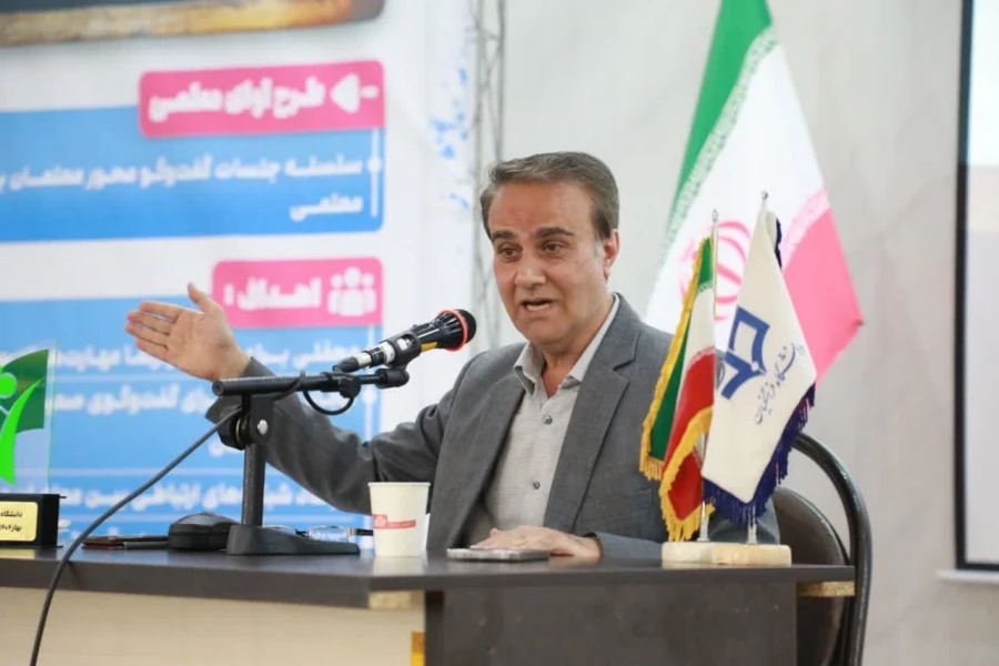  نخستین جلسه طرح ((آوای معلمی)) با استقبال پرشور معلمان و دانشجومعلمان و با حضور مدیرکل آموزش و پرورش استان و رئیس دانشگاه فرهنگیان استان در سالن اجتماعات امام خمینی(ره) پردیس شهید باهنر مرکزی برگزار گردید. 2