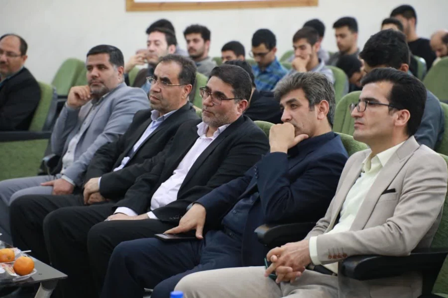  نخستین جلسه طرح ((آوای معلمی)) با استقبال پرشور معلمان و دانشجومعلمان و با حضور مدیرکل آموزش و پرورش استان و رئیس دانشگاه فرهنگیان استان در سالن اجتماعات امام خمینی(ره) پردیس شهید باهنر مرکزی برگزار گردید. 2