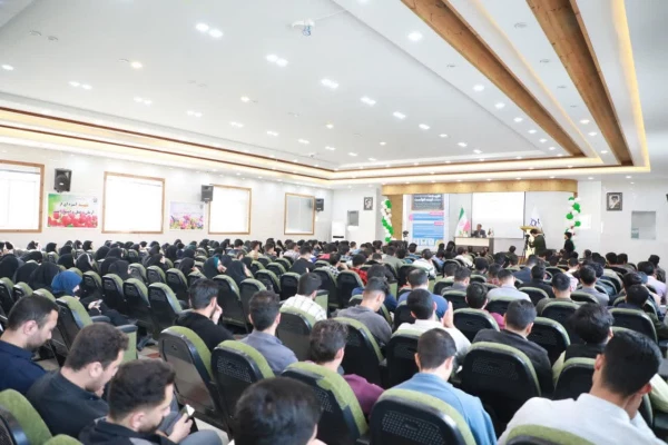  نخستین جلسه طرح ((آوای معلمی)) با استقبال پرشور معلمان و دانشجومعلمان و با حضور مدیرکل آموزش و پرورش استان و رئیس دانشگاه فرهنگیان استان در سالن اجتماعات امام خمینی(ره) پردیس شهید باهنر مرکزی برگزار گردید. 2