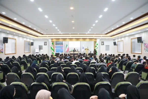  نخستین جلسه طرح ((آوای معلمی)) با استقبال پرشور معلمان و دانشجومعلمان و با حضور مدیرکل آموزش و پرورش استان و رئیس دانشگاه فرهنگیان استان در سالن اجتماعات امام خمینی(ره) پردیس شهید باهنر مرکزی برگزار گردید. 2