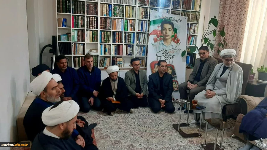 
 حضور مسئولین دانشگاه فرهنگیان در منزل حجت الاسلام والمسلمین سیدی 4