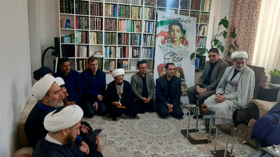 حضور مسئولین دانشگاه فرهنگیان در منزل حجت الاسلام والمسلمین سیدی 4